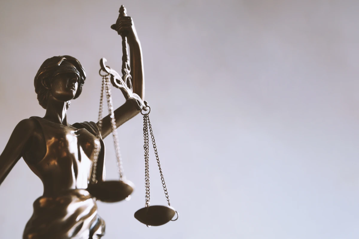 Comprendre les infractions et sanctions pénales : Guide complet pour naviguer dans le système judiciaire français
